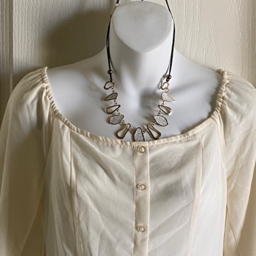 Love Tree Women's Ivory Top with back Smocking Size Small - Picture 2 of 6
